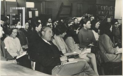 Público presente en la inauguración del taller de artes plásticas
